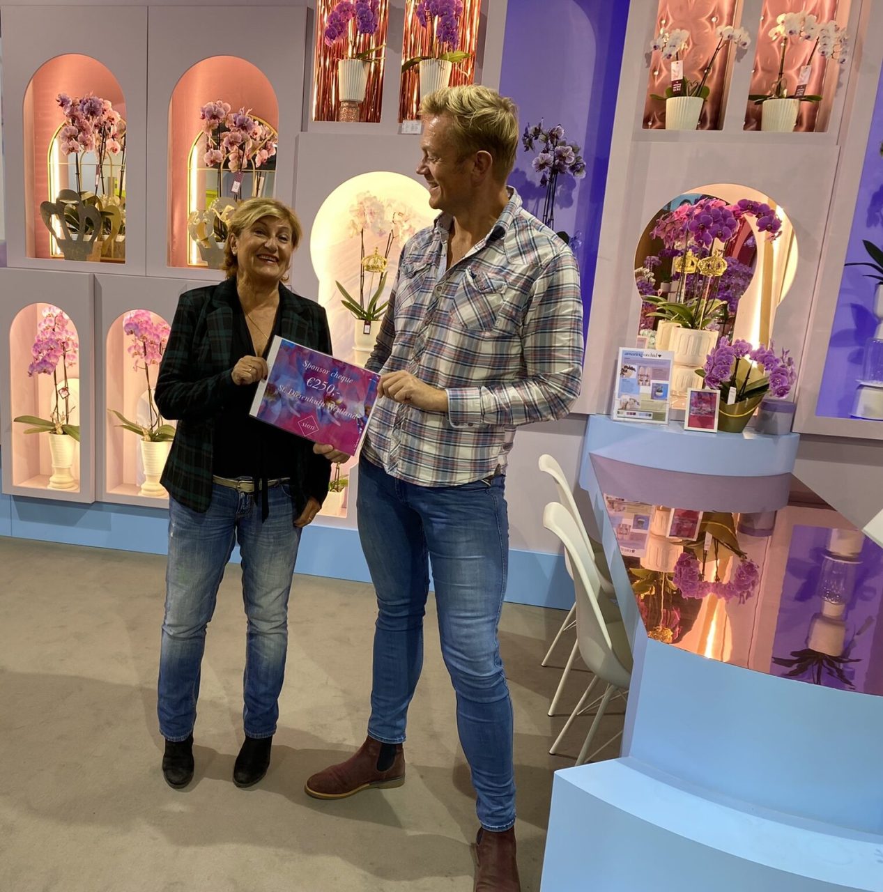 Sion doneert aan Stichting Dierenhulp Westland